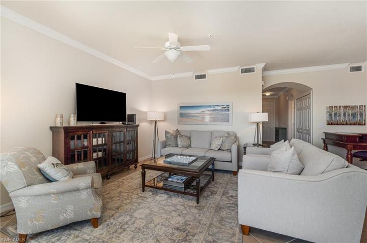 Family room (pic 3)