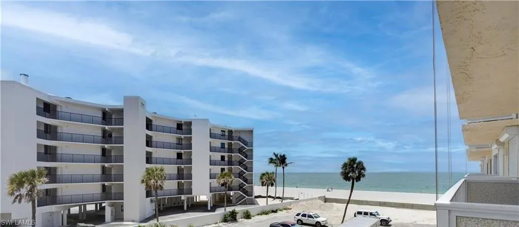 Back balcony has views of the Gulf!