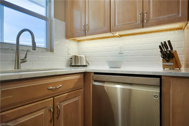 Undermount/over cabinetry lighting, subway tile backsplash, farmhouse style sink!