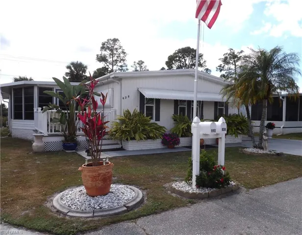 Manufactured / mobile home with a front yard