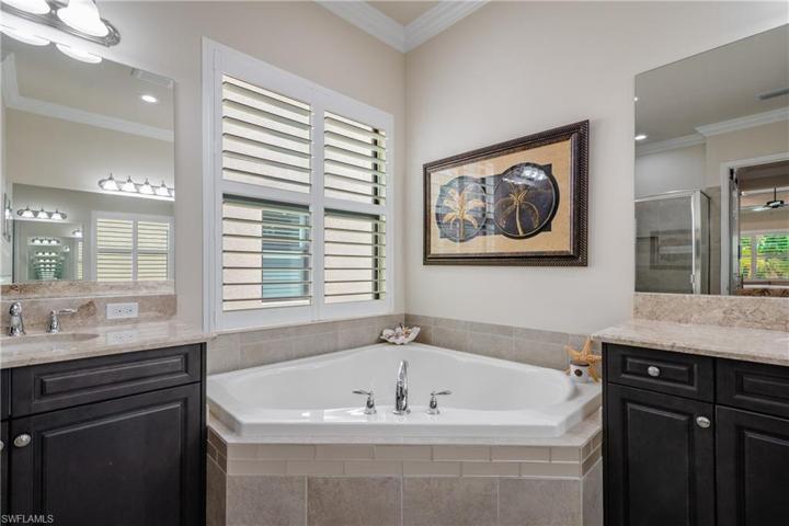 Soaking tub