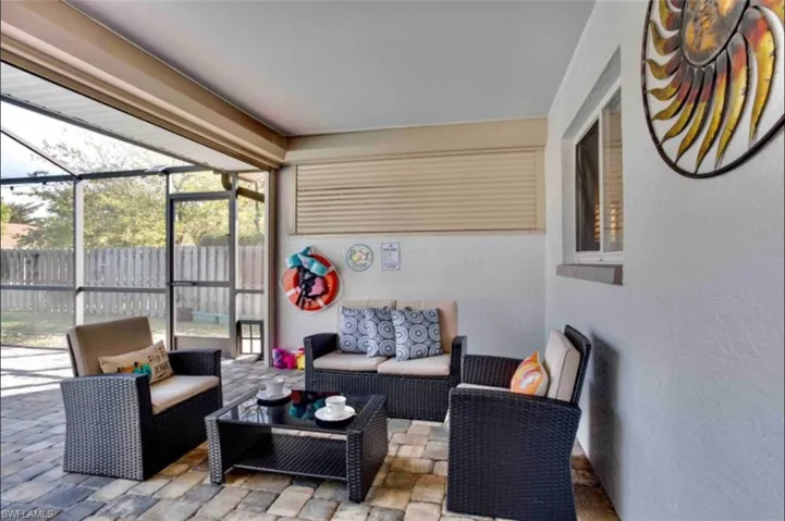 Sunroom / solarium featuring an outdoor hangout area