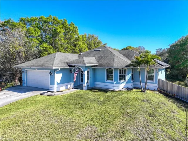 Ranch-style house with roof with shingles, a garage, stucco siding, and concrete driveway