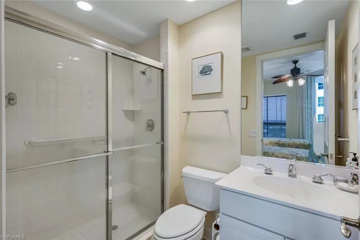 En-suite bath guest room/den