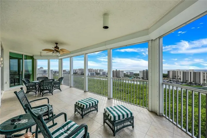 Expansive lanai