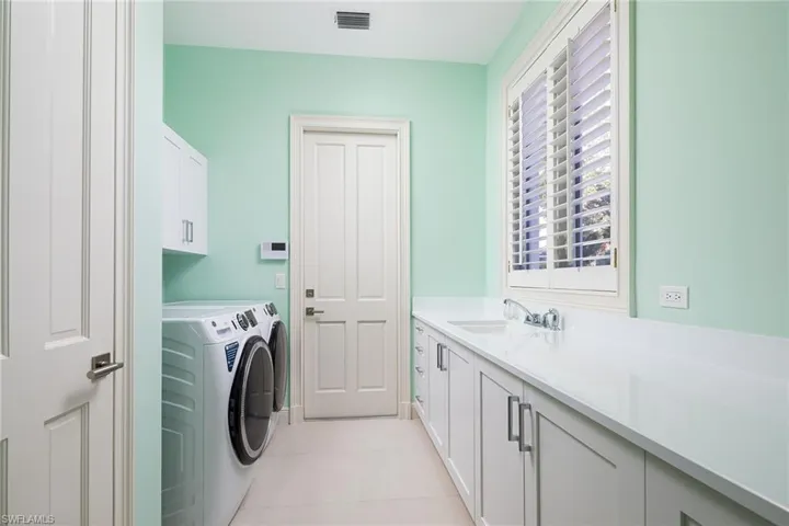 948  Barcarmil  WAY, Naples, FL 34110