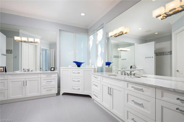 948  Barcarmil  WAY, Naples, FL 34110