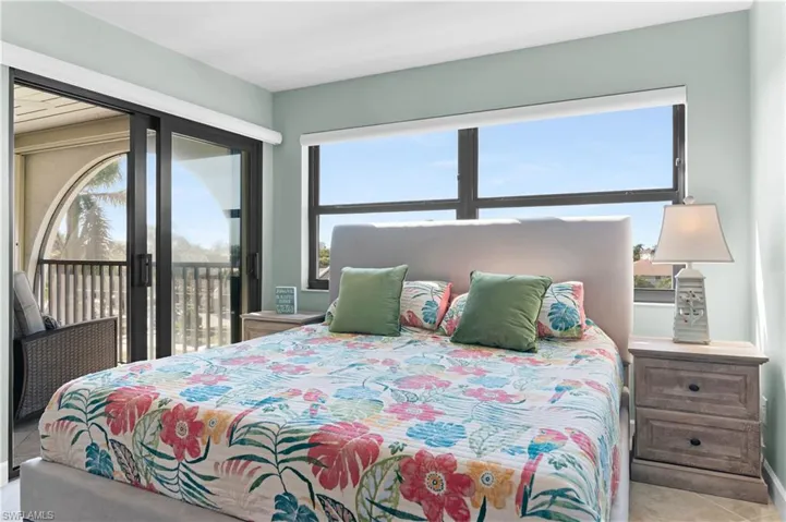 Large bedroom/direct lanai access/electric blinds