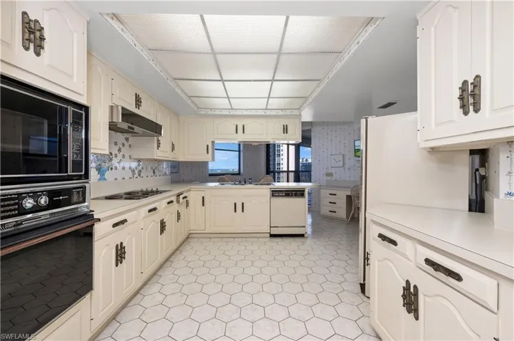 6075  Pelican Bay  BLVD, Naples, FL 34108