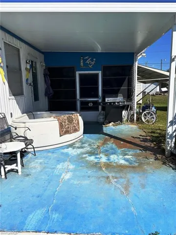 Carport & spa.