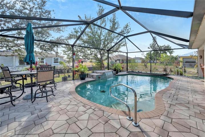 Pool is larger than it looks, is length of lanai