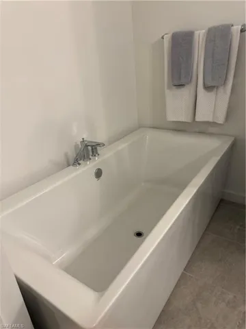 Large ensuite tub