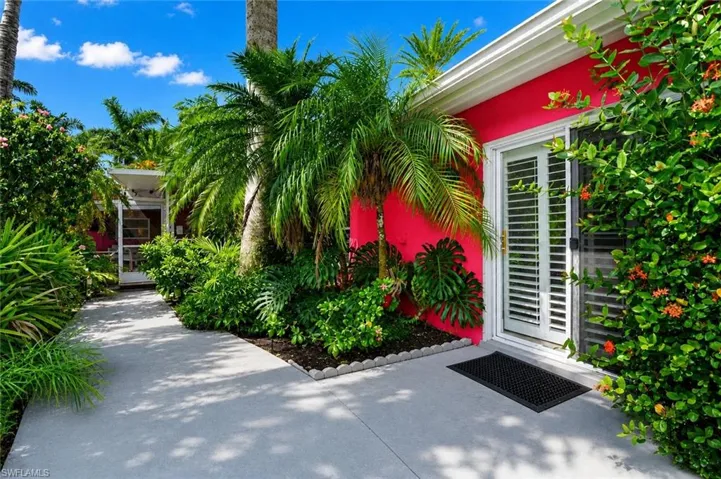 Separate entryway to casita / guest quarters.