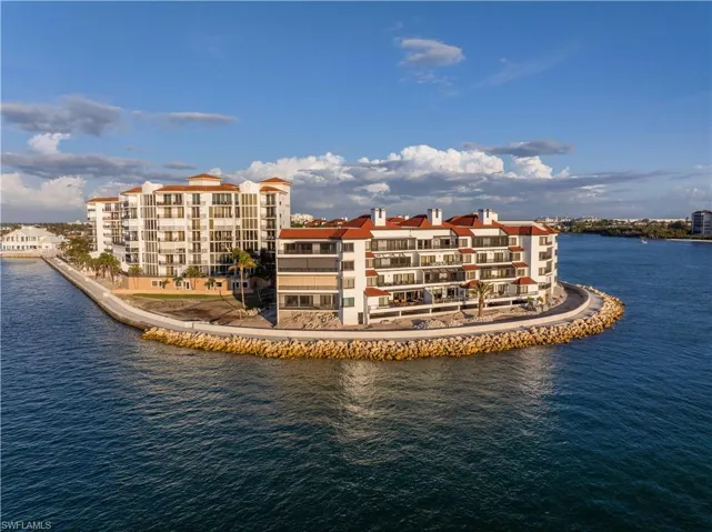645  La Peninsula  BLVD, Naples, FL 34113