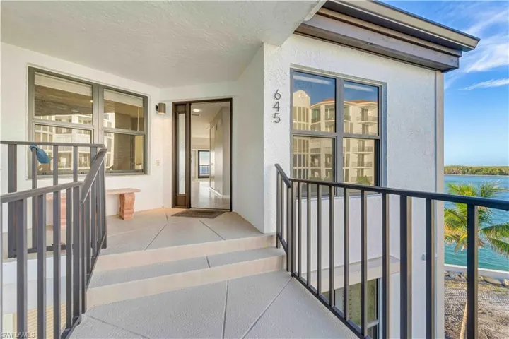 645  La Peninsula  BLVD, Naples, FL 34113