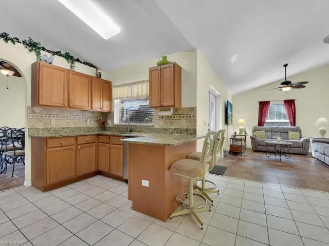 Kitchen w/ Breakfast Bar