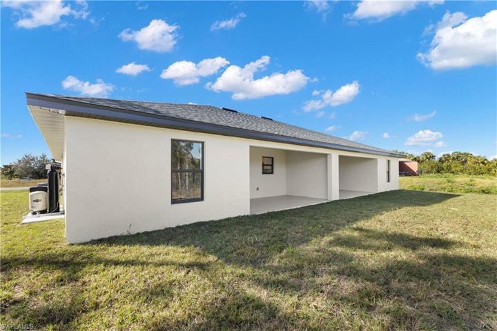 377/379  Carrillon S AVE, Lehigh Acres, FL 33974