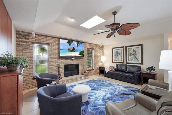 Great room w/fireplace