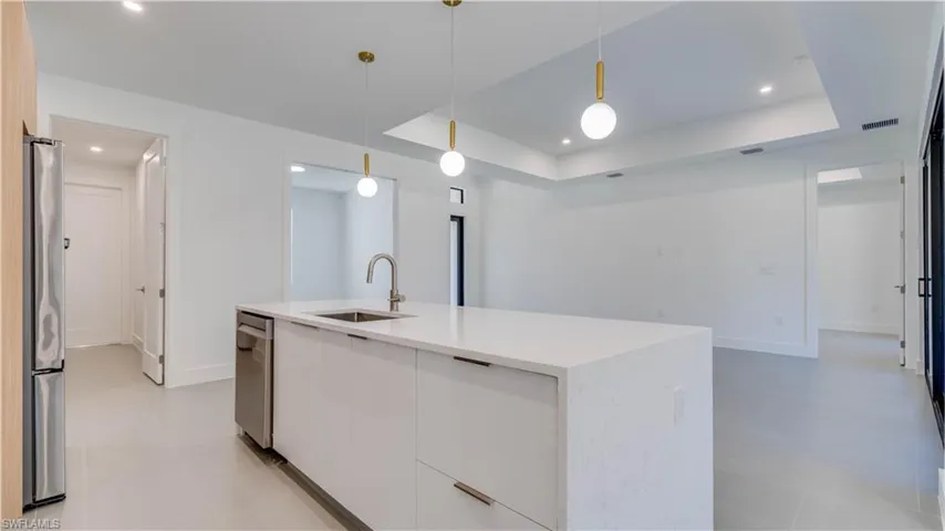 Beautiful quartz countertops, oversized waterfall lanai.