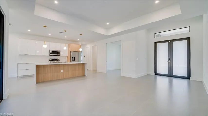 Gorgeous tile flooring throughout.
