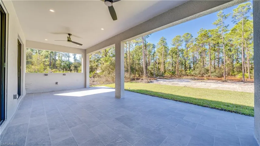 Huge lanai perfect for relaxing and entertaining. Peaceful views!