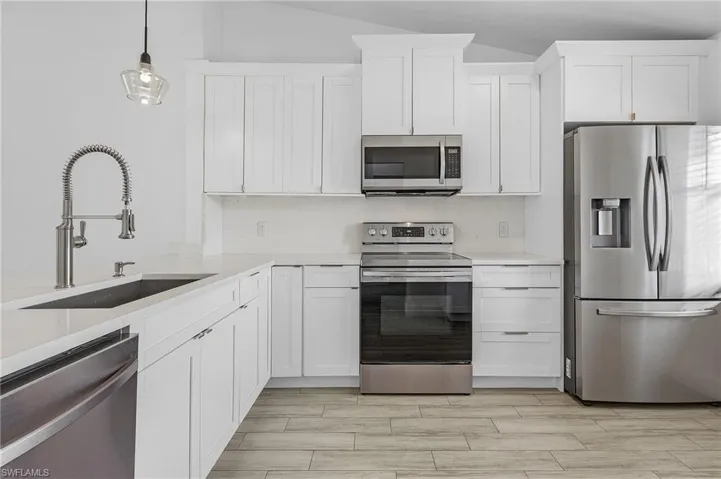 9295  Lake Park  DR, Fort Myers, FL 33919