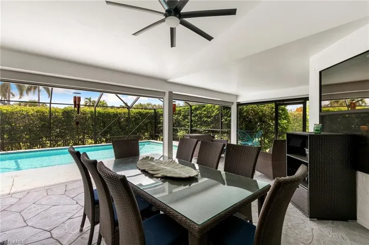 Sunroom / solarium with ceiling fan