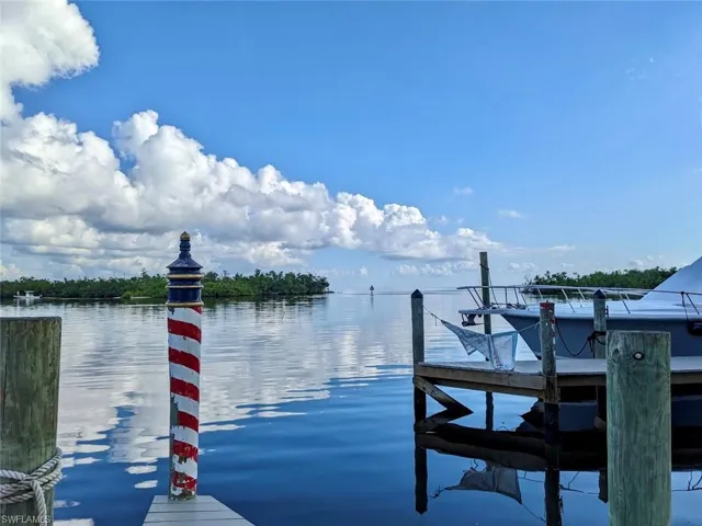 Waterfront Dining and live music at multiple marinas