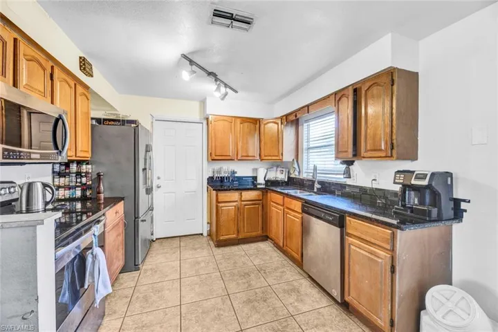 425 Morgan CIR S, LEHIGH ACRES FL 33936
