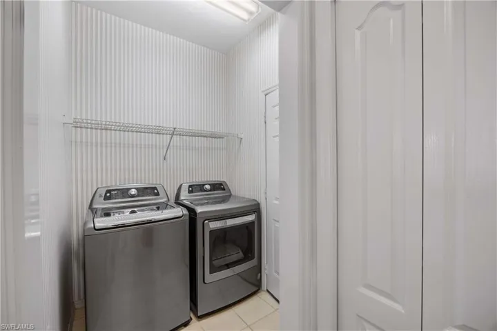 New washer and dryer- inside laundry off kitchen and garage