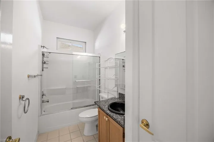 Bathroom off front bedroom