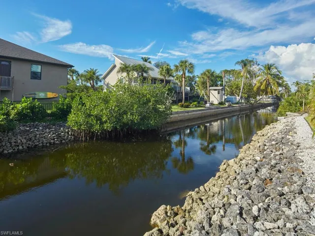 Canal offers plenty of room for the boat of your dreams!