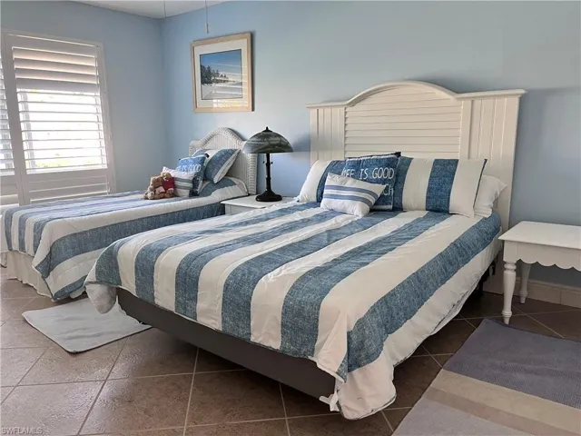 Queen Bed & Twin Bed - sleeps 3