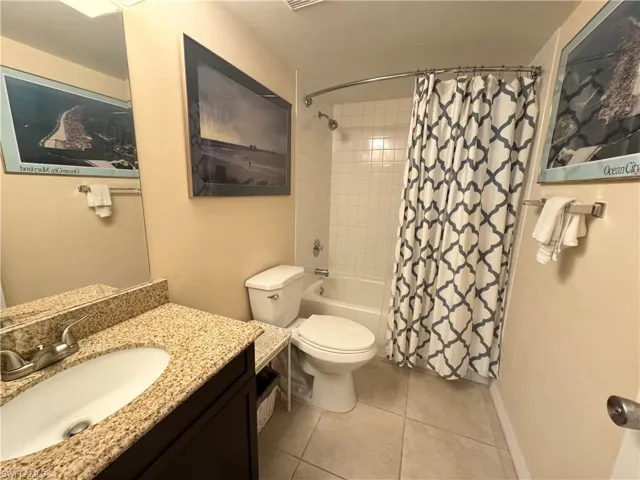 Guest bathroom with tub/shower