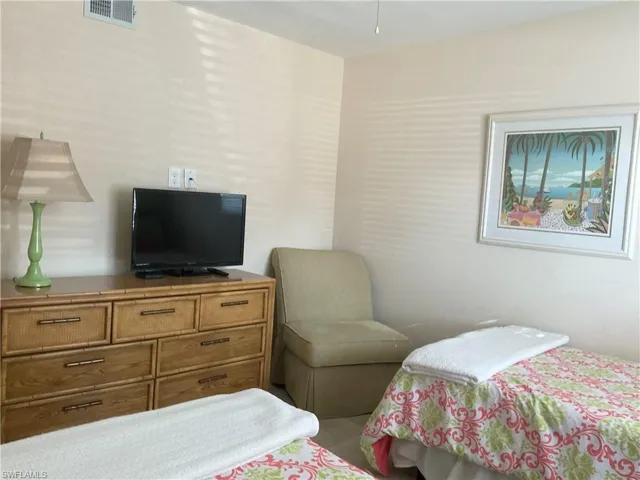 Guest Bedroom with twin beds