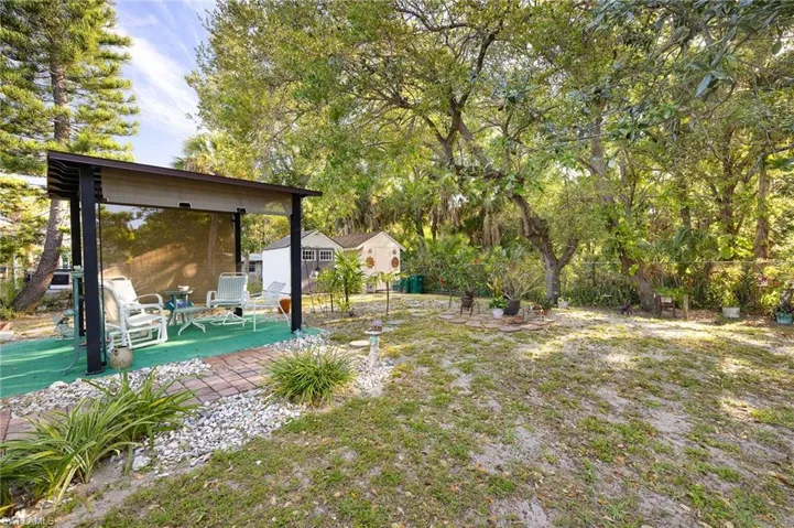 View of yard featuring an outdoor structure