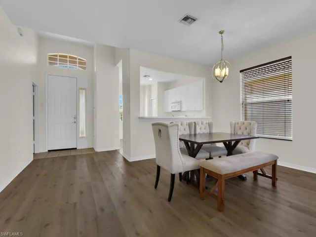 Dining Area & Breakfast Bar