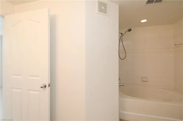 Bathroom with tiled shower / bath combo