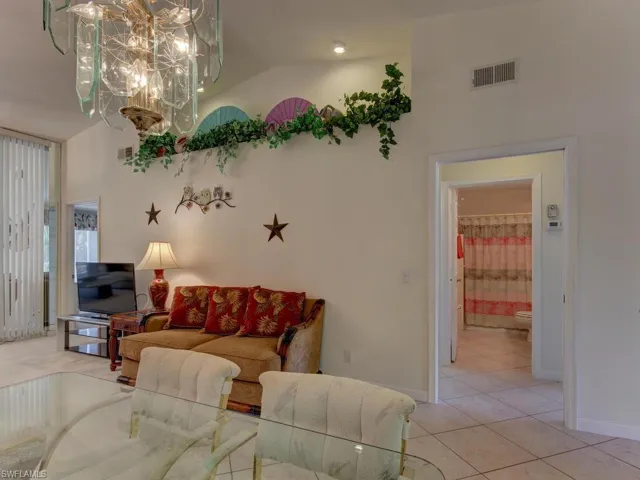 2462 Hidden Lake Dr 208, Naples, Florida 34112