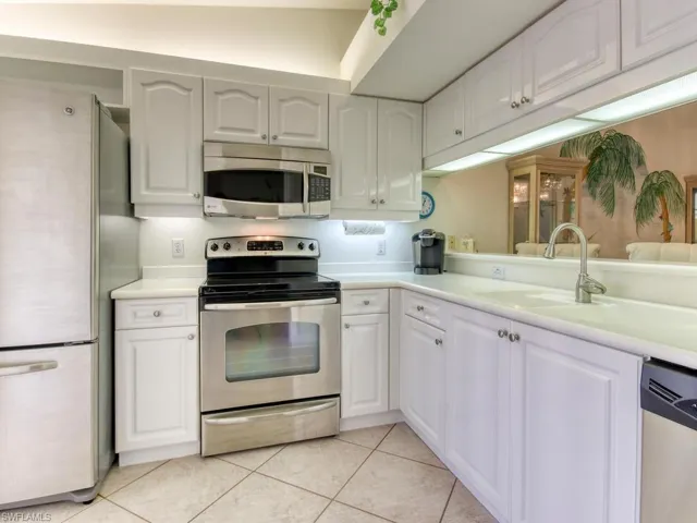 2462 Hidden Lake Dr 208, Naples, Florida 34112