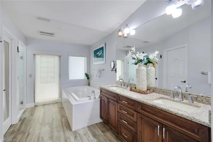 PRIMARY BATH W NEWER TUB/SHOWER