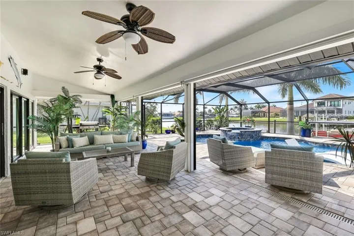HUGE LANAI OVERLOOKING HUGE CANAL