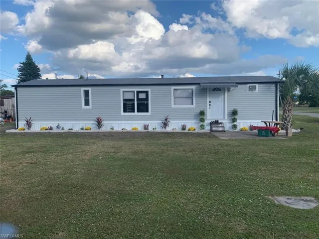 View of front facade featuring a front yard