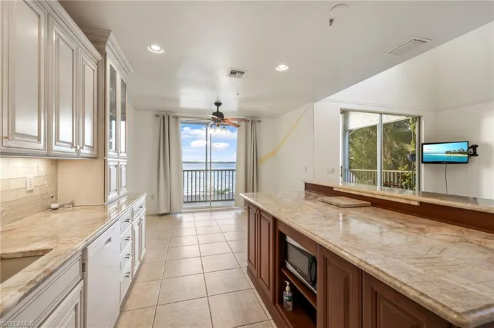 Stately counter tops & volume ceilings