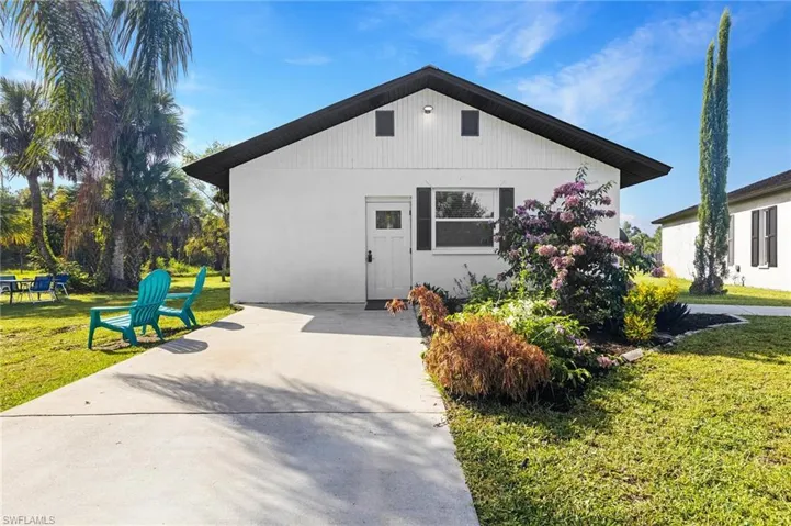 View of front of house featuring a front yard
