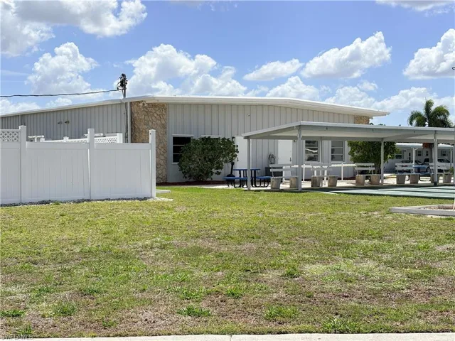 2785  Wedgewood  DR, North Fort Myers, FL 33917