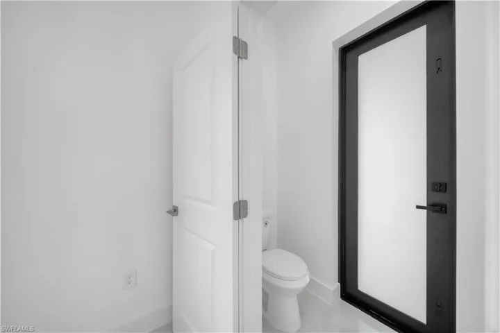 1/2 bathroom with lanai access