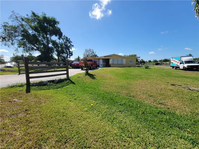 View of yard with driveway