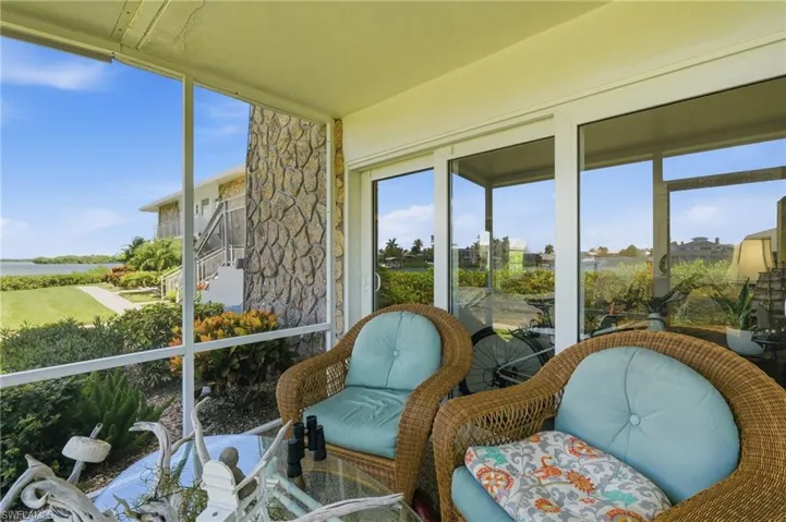 SCREENED LANAI OVERLOOKING WATERWAYS...