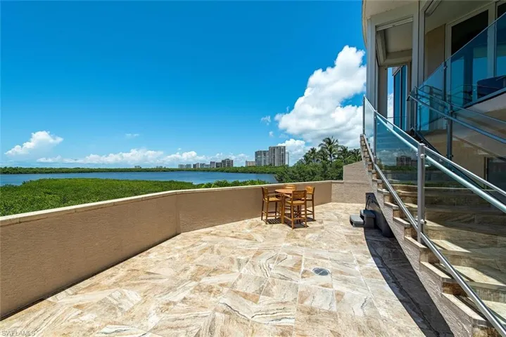 Private lanai space